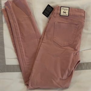 Cute peachy pink jeans that will wow every time!!! Mid rise skinny! So cute!